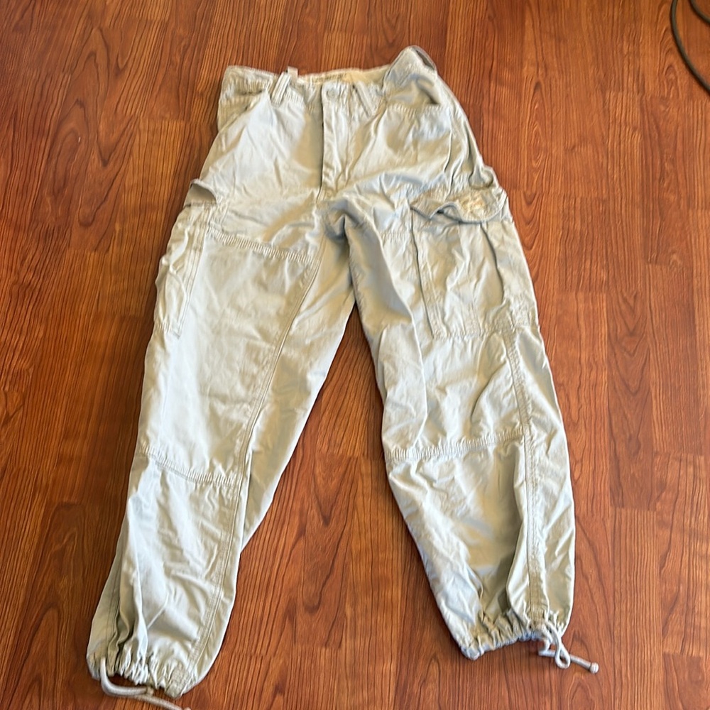 American Eagle khaki cargo pants. W26 L28